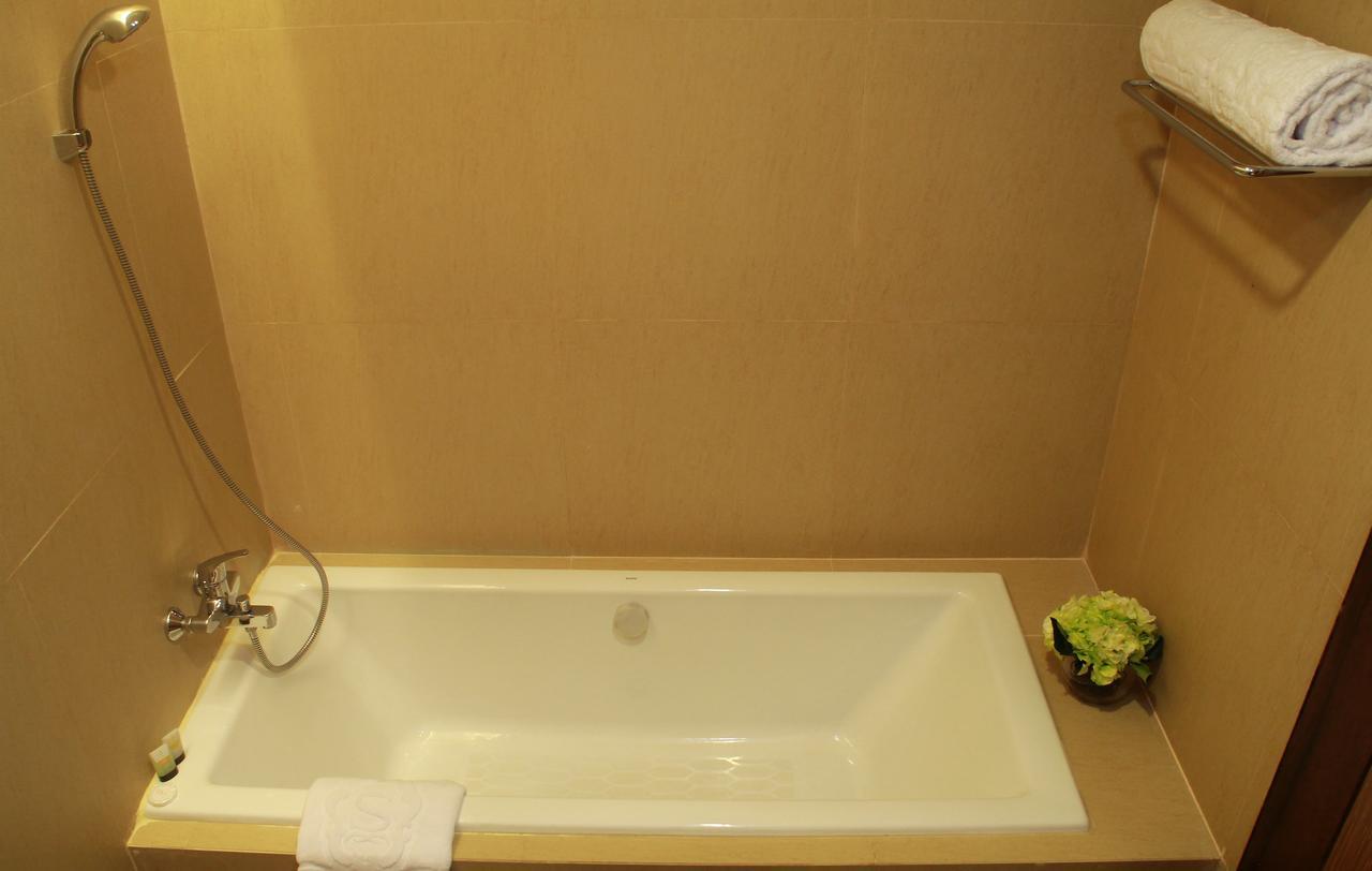 Sutanraja Hotel Kotamobagu Buitenkant foto