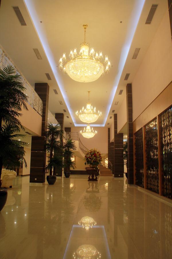 Sutanraja Hotel Kotamobagu Buitenkant foto