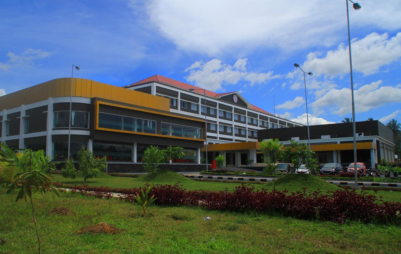 Sutanraja Hotel Kotamobagu Buitenkant foto