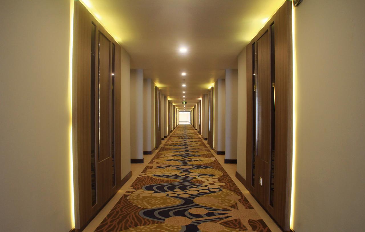 Sutanraja Hotel Kotamobagu Buitenkant foto