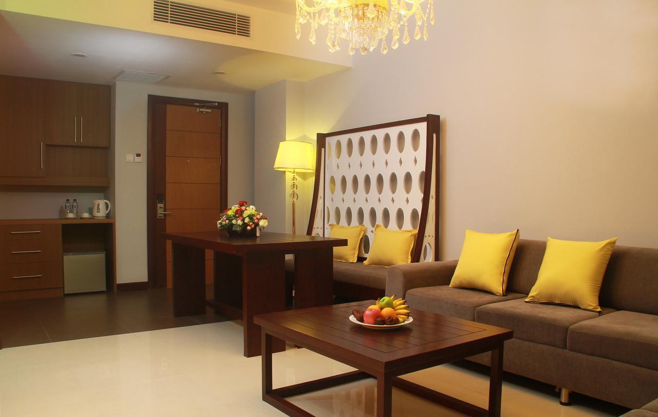 Sutanraja Hotel Kotamobagu Buitenkant foto