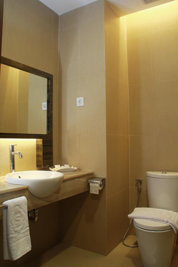 Sutanraja Hotel Kotamobagu Buitenkant foto